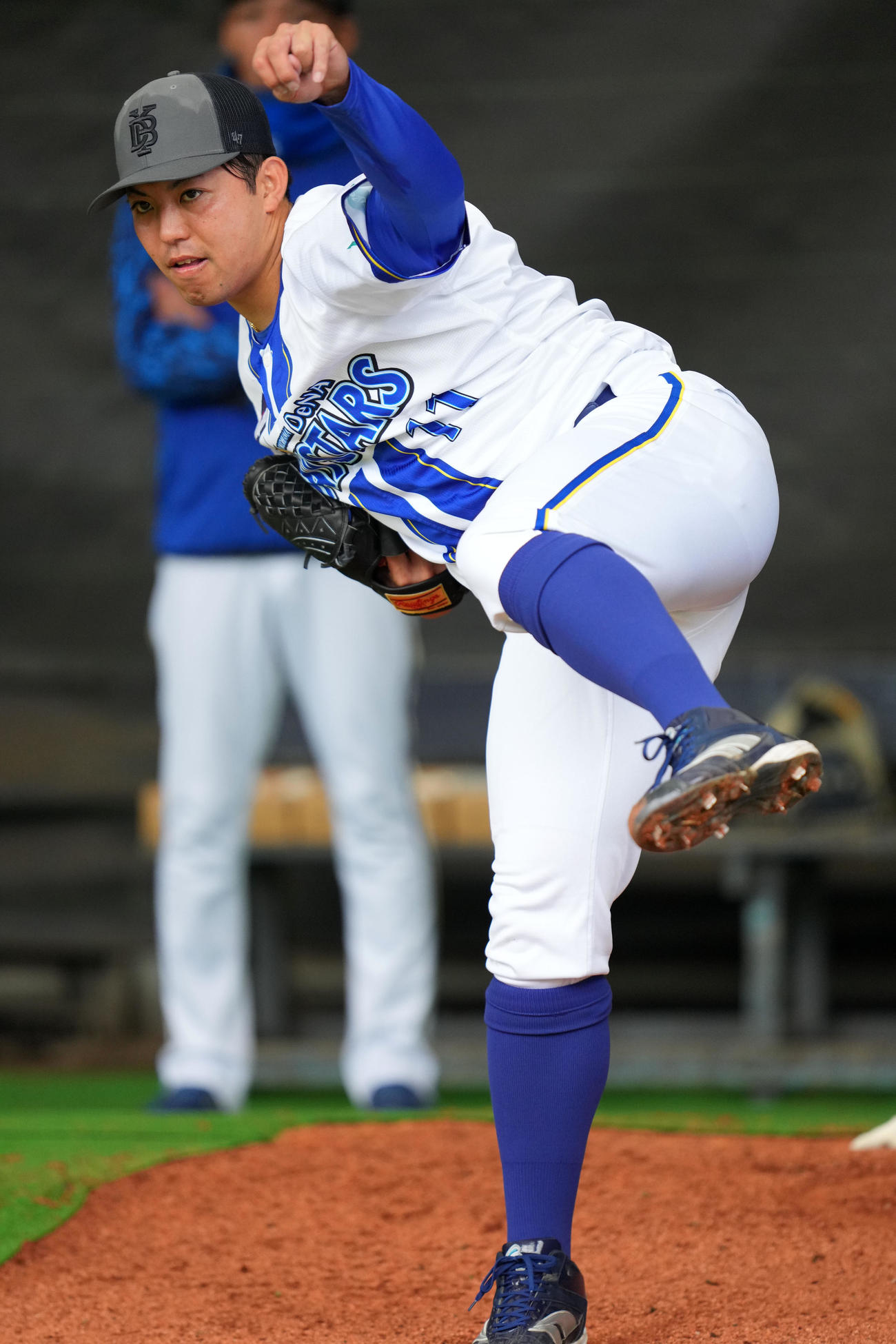 DeNA対ロッテ　ブルペンで投球練習をするDeNA東（撮影・横山健太）