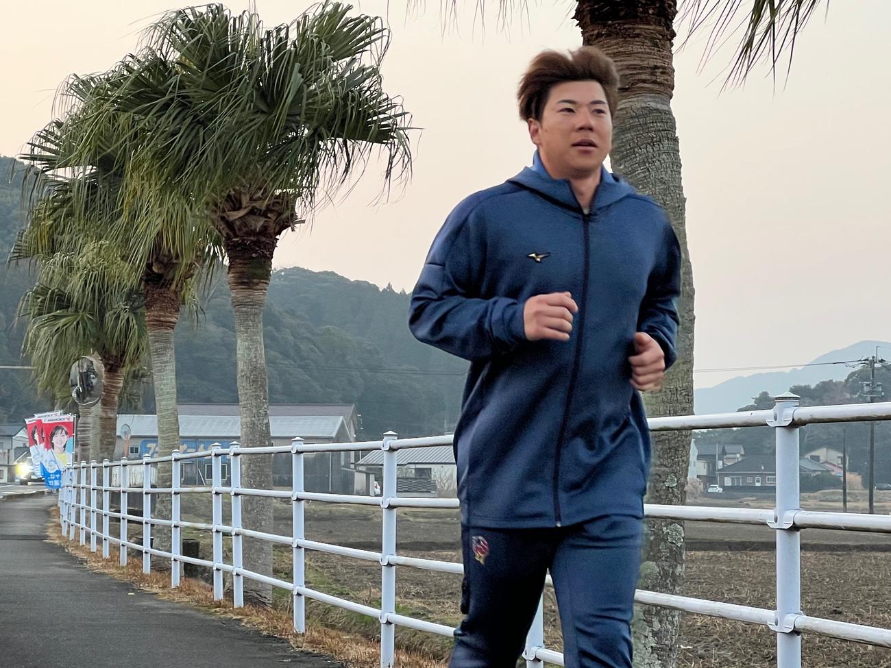 朝7時の南郷をジョギング通勤する西武炭谷（撮影・金子真仁）