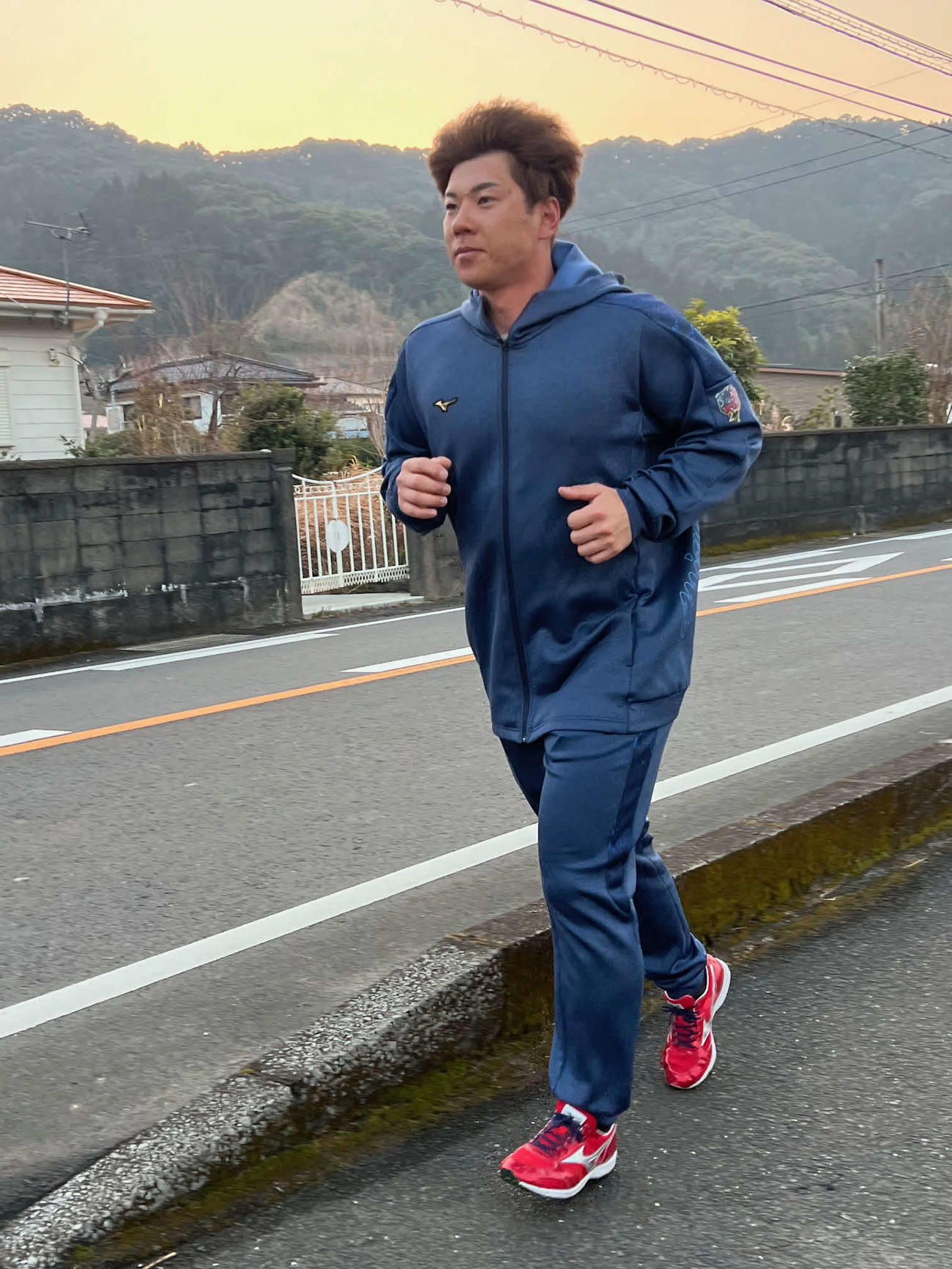 朝7時の南郷をジョギングする西武炭谷（撮影・金子真仁）