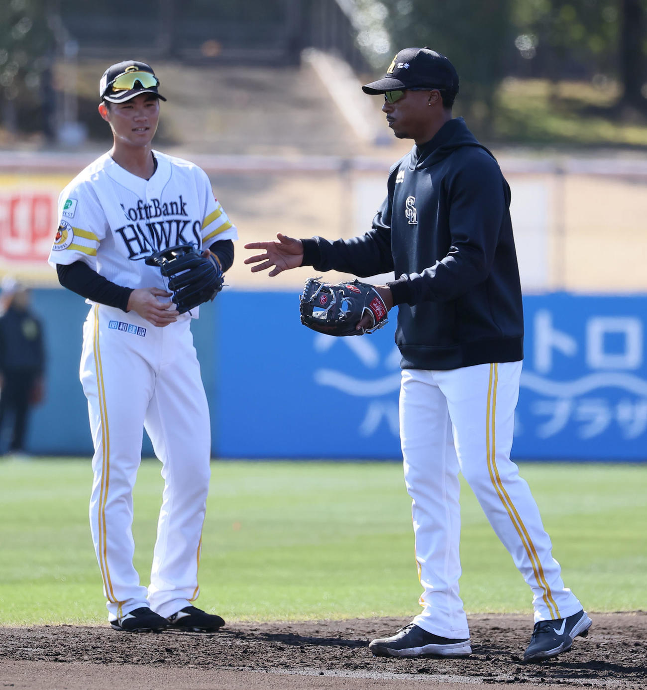 練習の合間に庄子と話をするダウンズ（右）（撮影・梅根麻紀）
