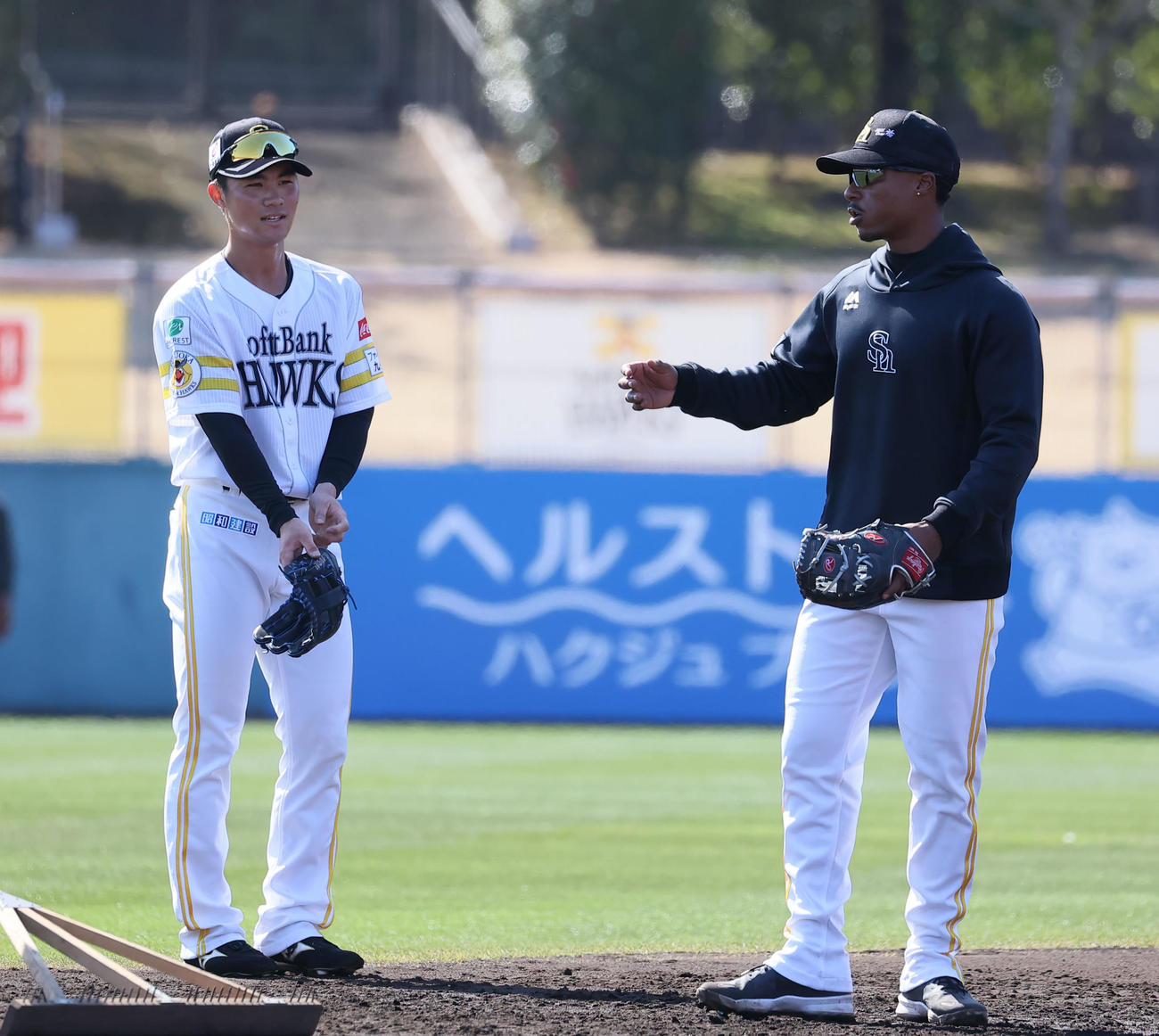 練習の合間に庄子と話をするダウンズ（右）（撮影・梅根麻紀）