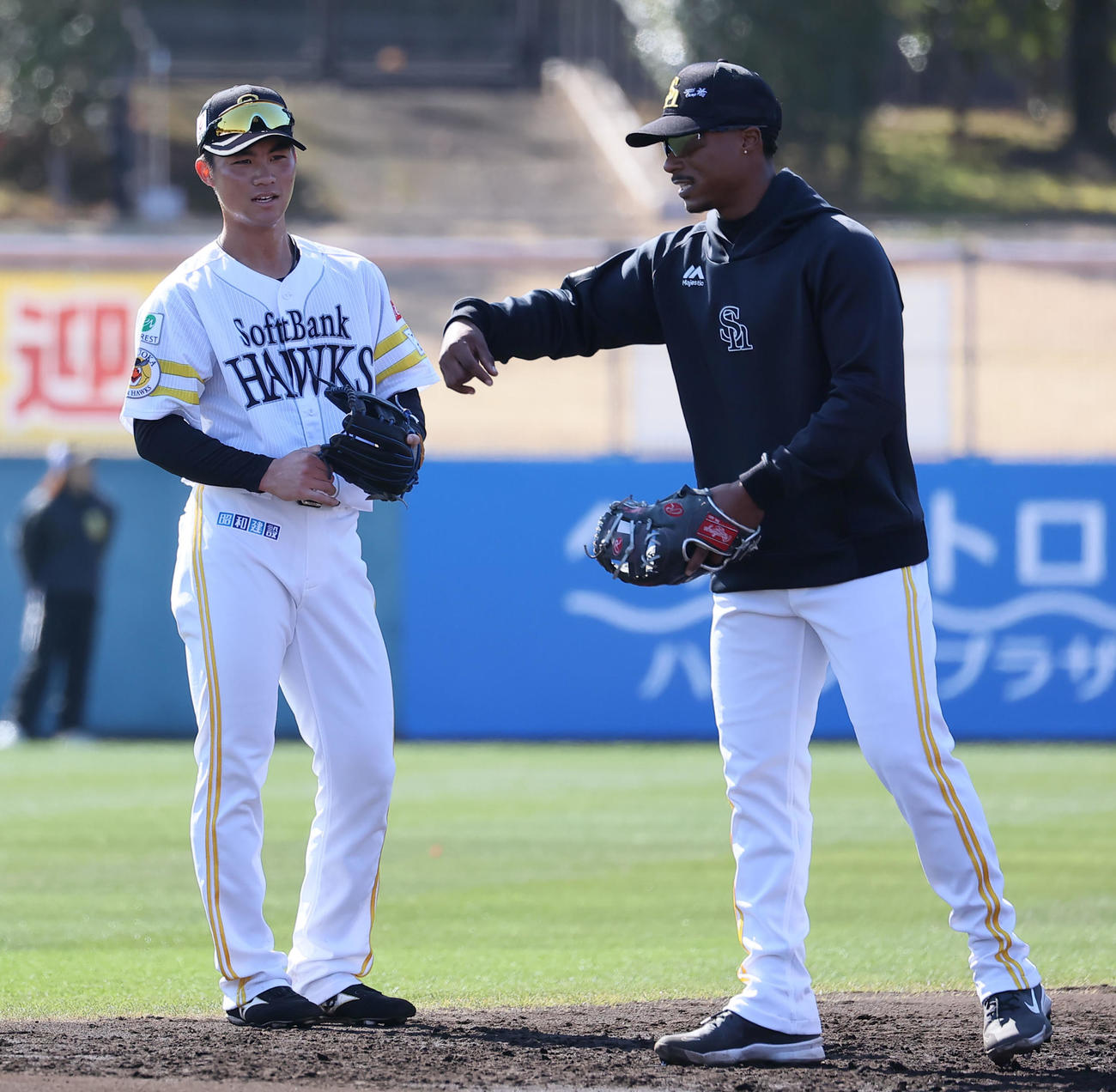 練習の合間に庄子と話をするダウンズ（右）（撮影・梅根麻紀）