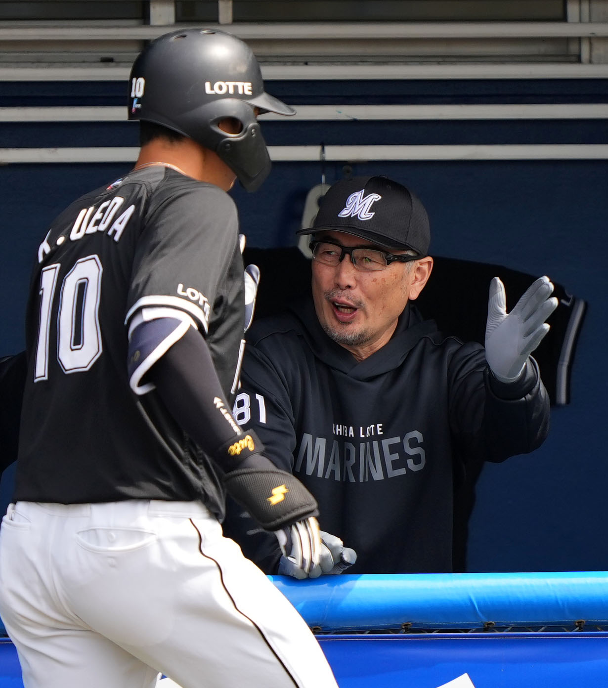 DeNA対ロッテ　1回表ロッテ2死二、三塁、右中間へ3点本塁打を放った上田（左）とタッチを交わす吉井監督（撮影・横山健太）