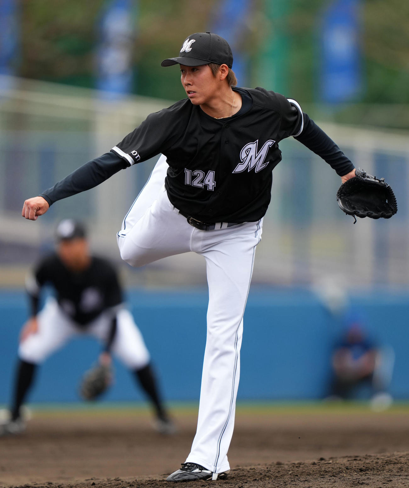 DeNA対ロッテ　3回裏から登板したロッテ中村亮（撮影・横山健太）