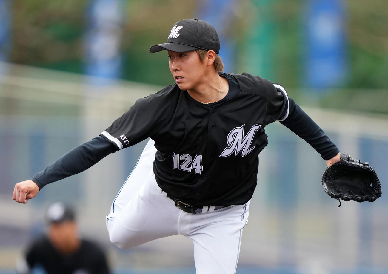 DeNA対ロッテ　3回裏から登板したロッテ中村亮（撮影・横山健太）
