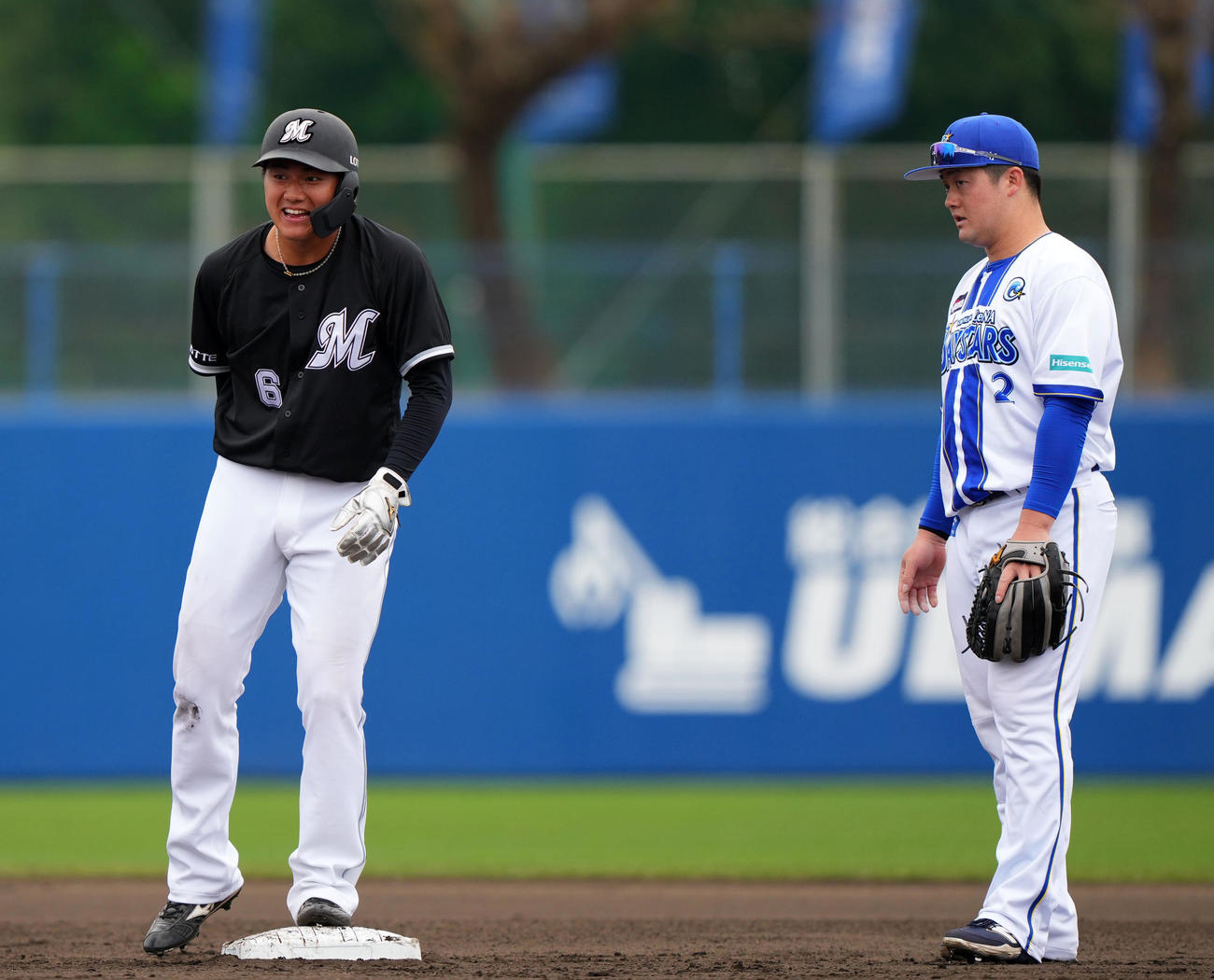 DeNA対ロッテ　2回表ロッテ2死一、二塁、けん制球が尻に当たり痛がる西川。右は心配する牧（撮影・横山健太）