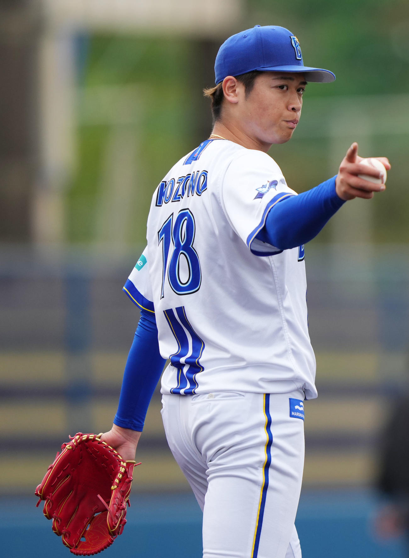 DeNA対ロッテ　7回表ロッテ無死一塁、松川を遊併殺打に仕留める小園（撮影・横山健太）