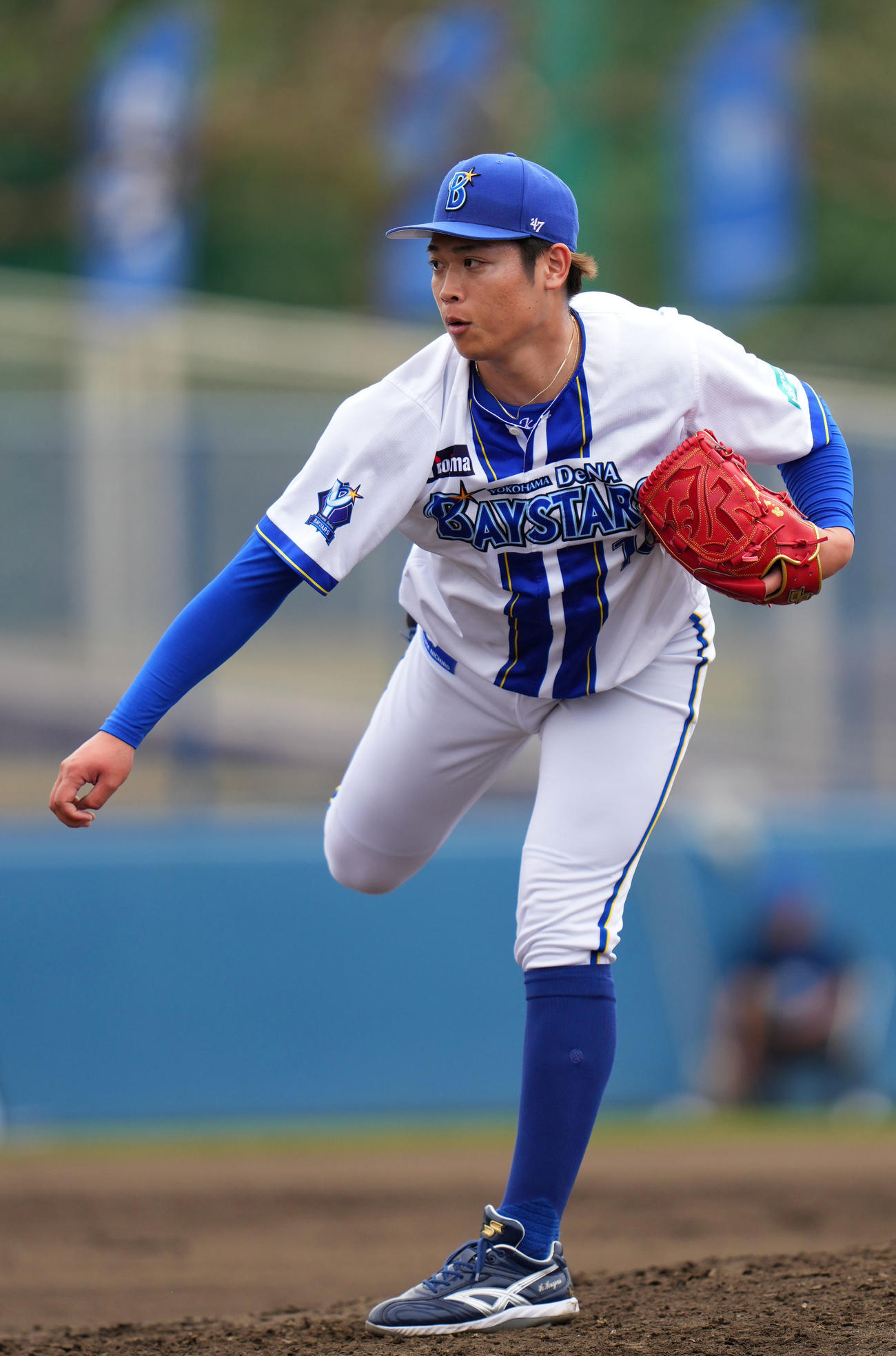 DeNA対ロッテ　6回表から登板したDeNA小園（撮影・横山健太）