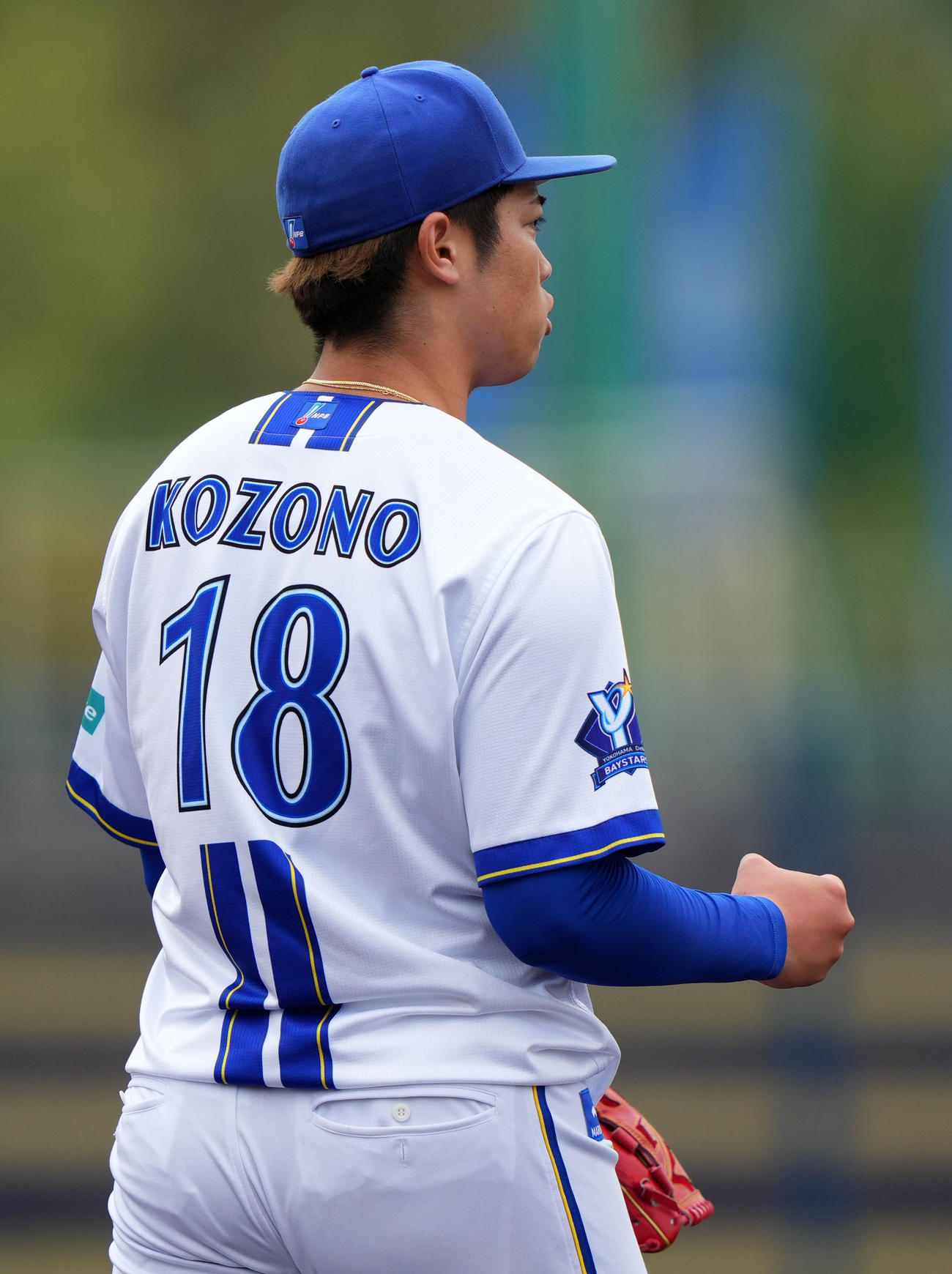 DeNA対ロッテ　7回表ロッテ無死一塁、松川を遊併殺打に仕留めガッツポーズする小園（撮影・横山健太）