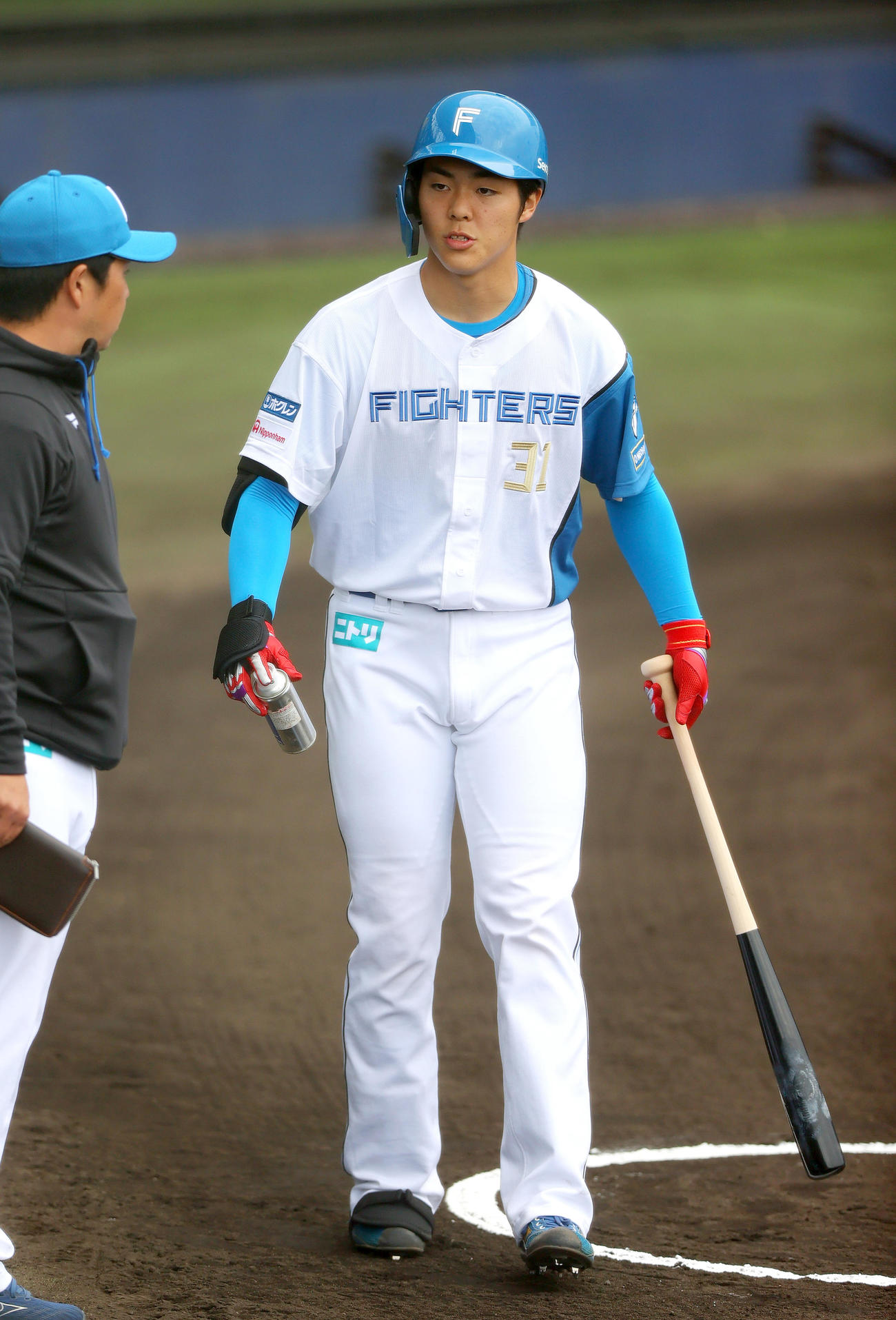 2軍練習試合・日本ハム対阪神　1回裏、日本ハム柴田は打席を前に準備する（撮影・上山淳一）