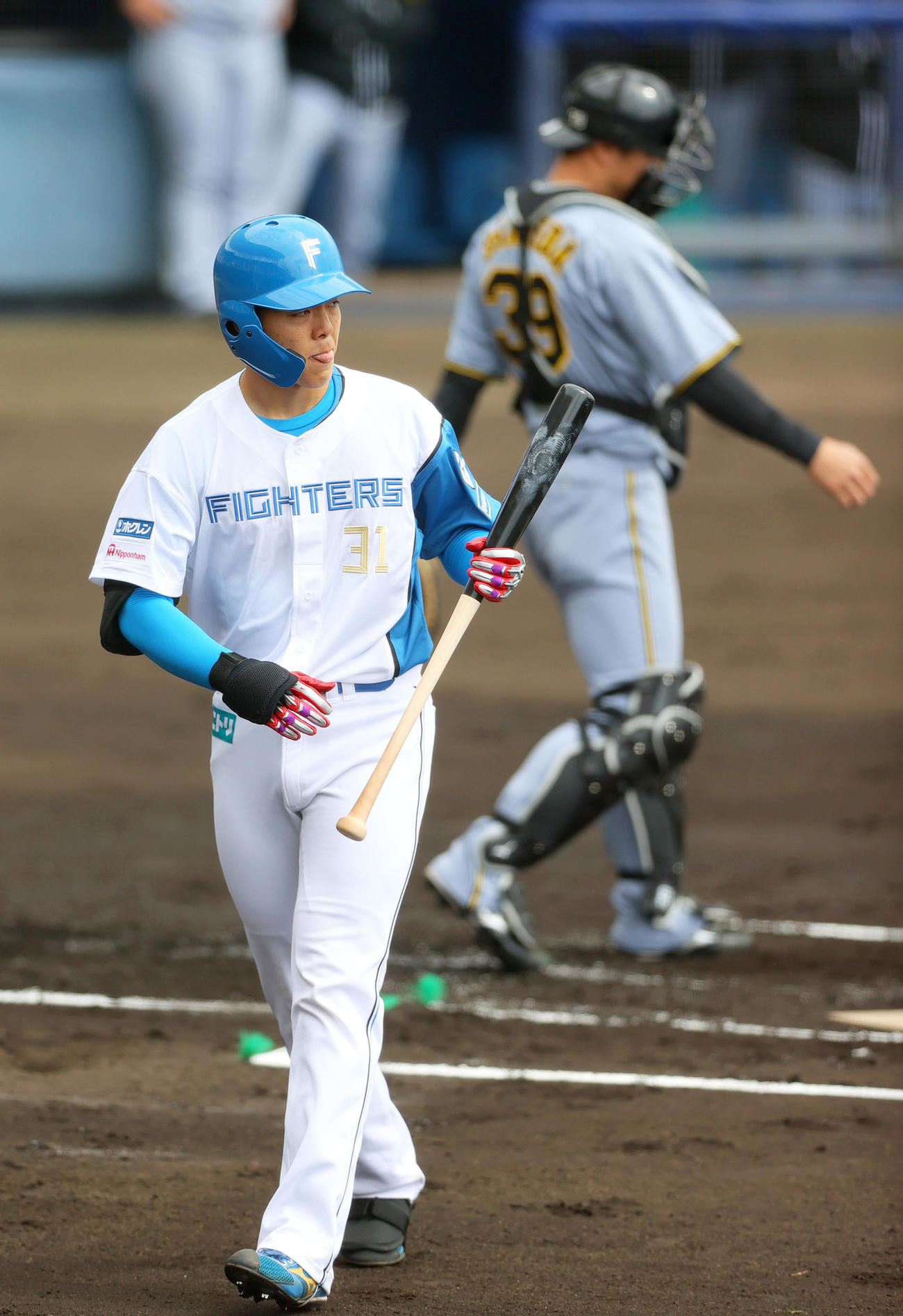 2軍練習試合・日本ハム対阪神　1回裏日本ハム無死、柴田は空振り三振に終わりベンチへ引き揚げる（撮影・上山淳一）