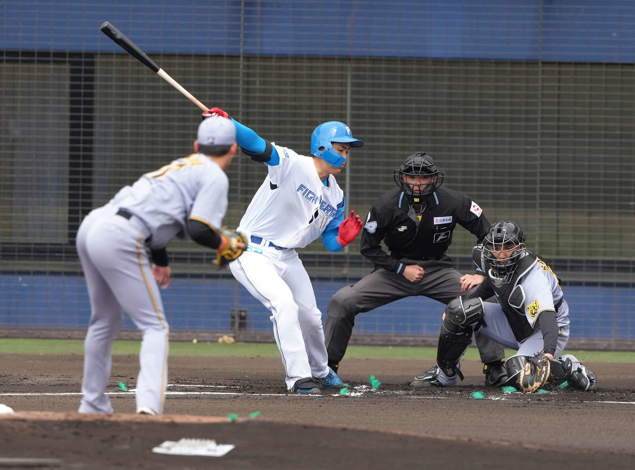 日本ハム対阪神　1回裏日本ハム無死、柴田は空振り三振に倒れる。投手及川（撮影・足立雅史）