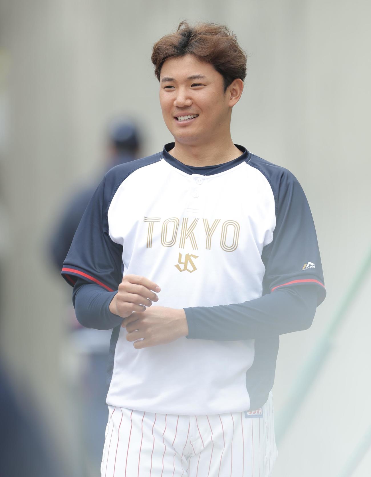 笑顔を見せるヤクルト奥川（撮影・河田真司）