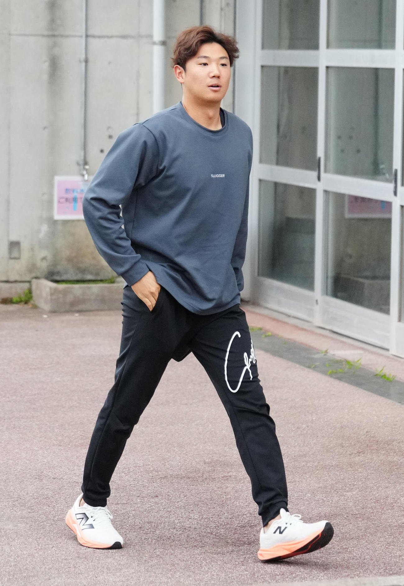 球場入りするヤクルト奥川（撮影・江口和貴）