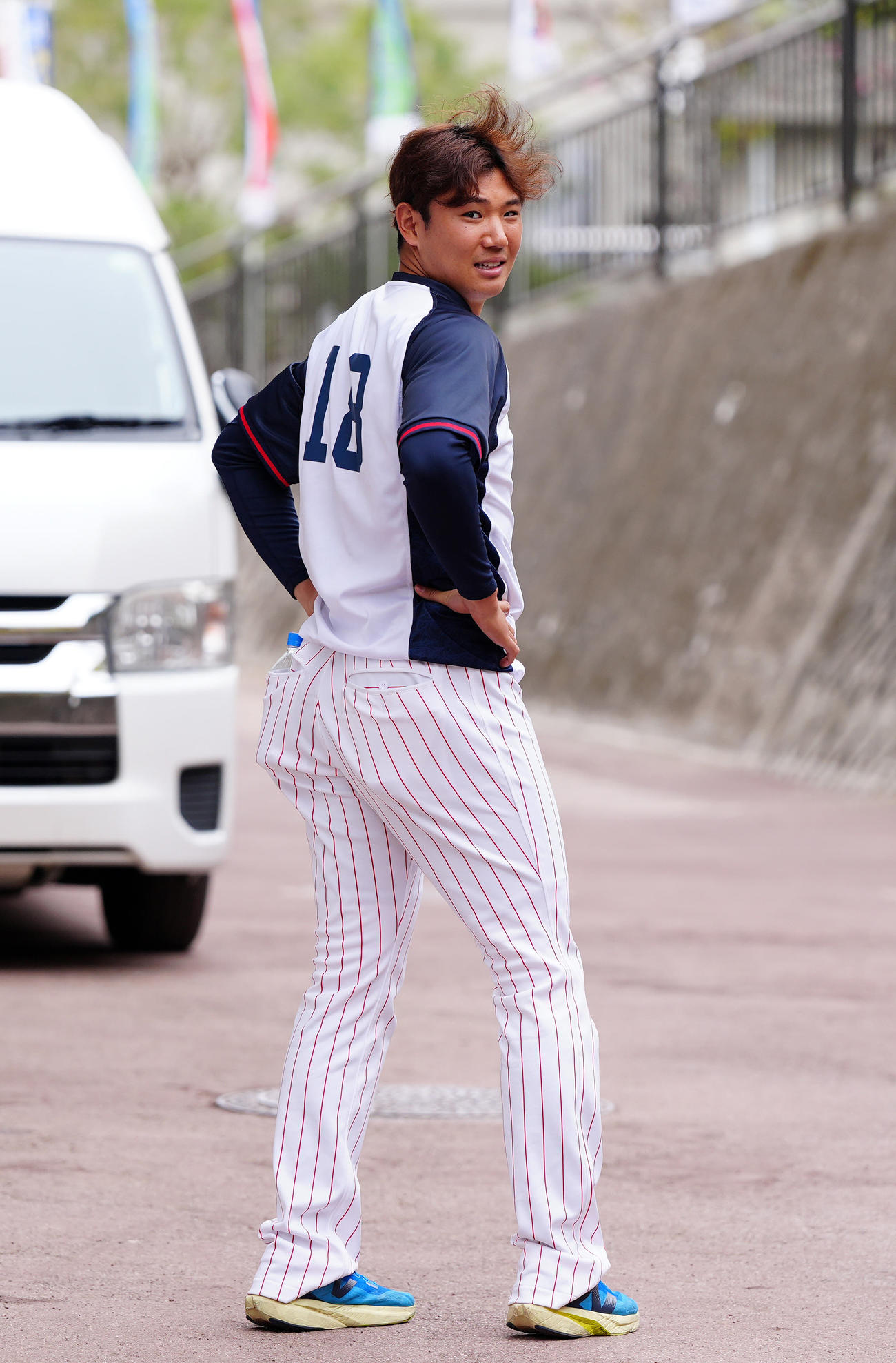 移動するヤクルト奥川（撮影・江口和貴）