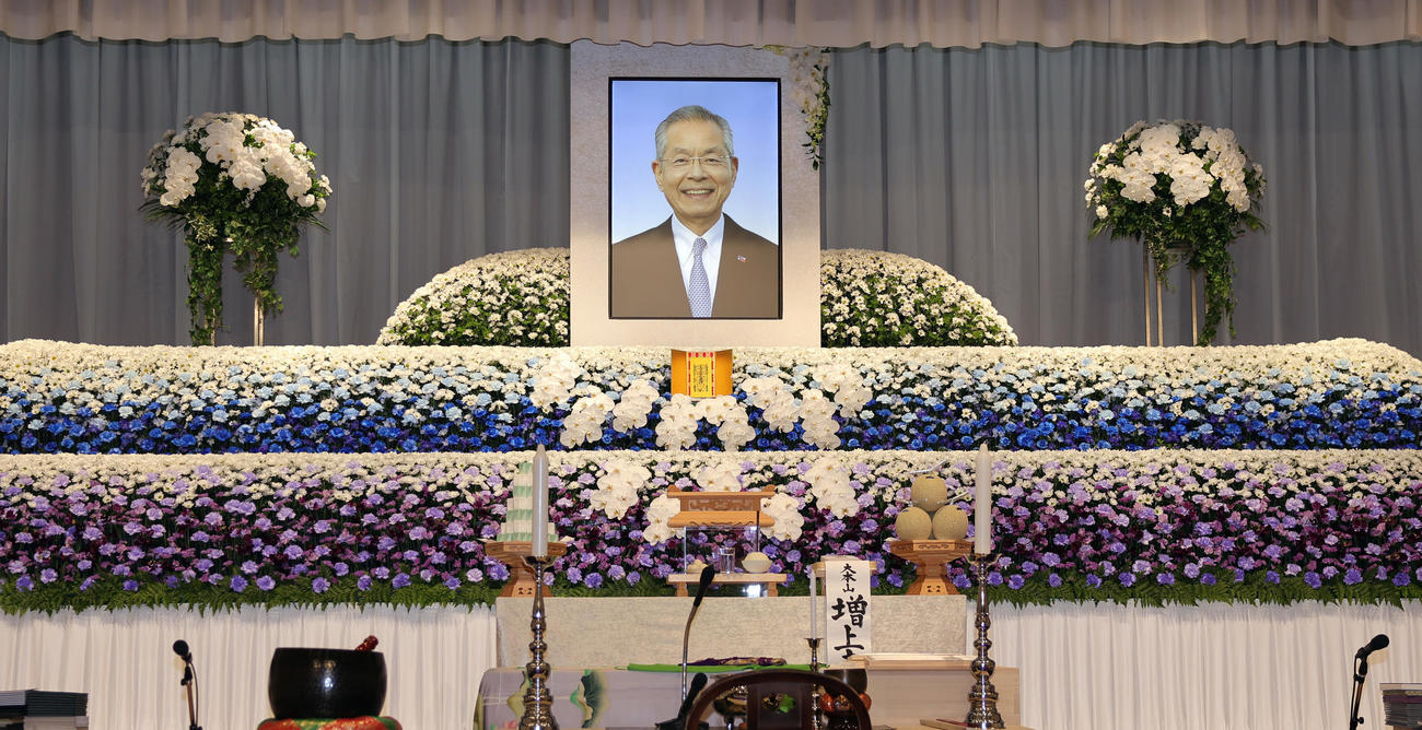 ヤクルト衣笠元球団会長の通夜の祭壇（撮影・野上伸悟）