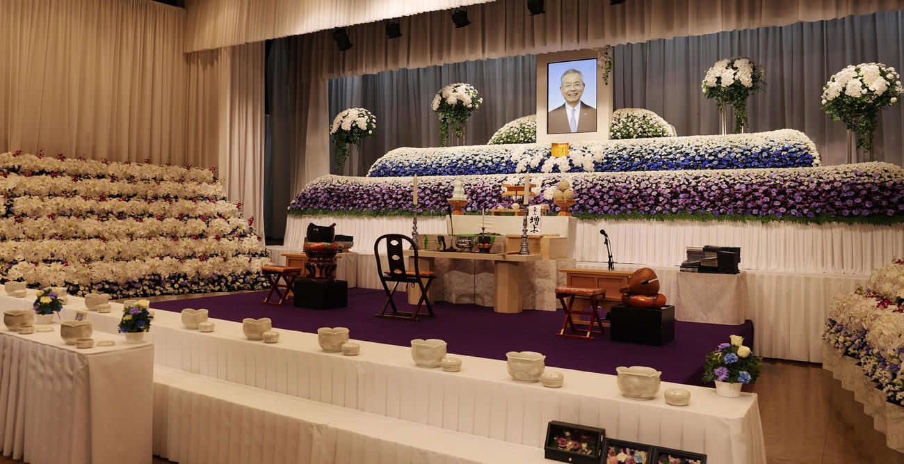 ヤクルト衣笠元球団会長の通夜の祭壇（撮影・野上伸悟）