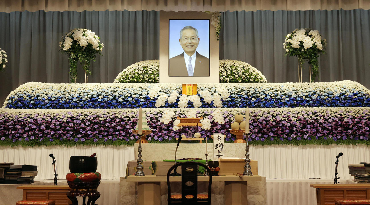 ヤクルト衣笠元球団会長の通夜の祭壇（撮影・野上伸悟）