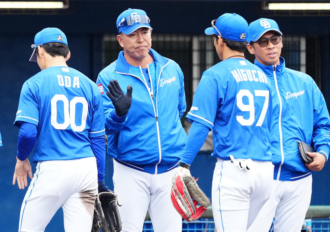 ヤクルト対中日　試合後、選手たちとタッチを交わす中日井上監督（中央左）（撮影・江口和貴）