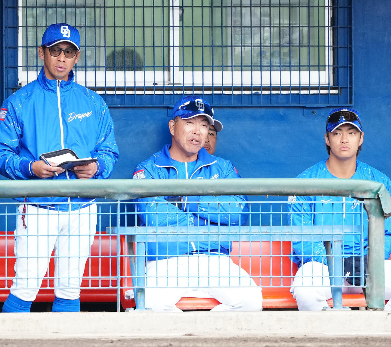 ヤクルト対中日　1回表、ベンチから戦況を見つめる中日井上監督（中央）（撮影・江口和貴）