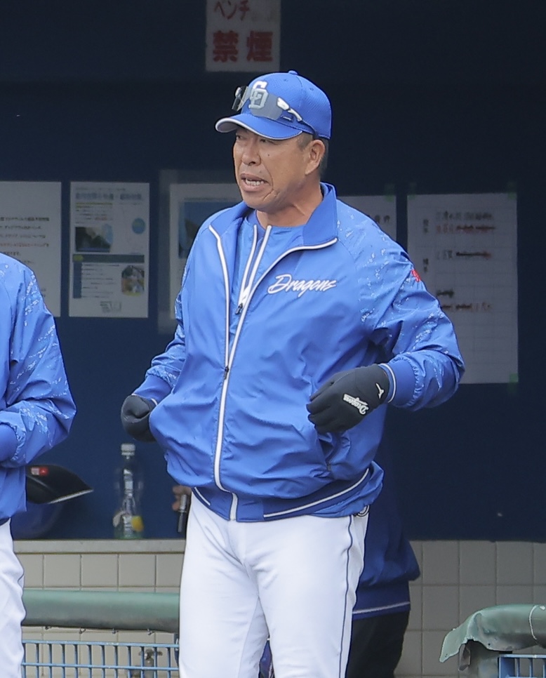 ヤクルトに勝利し、ナインを迎える井上監督（撮影・河田真司）