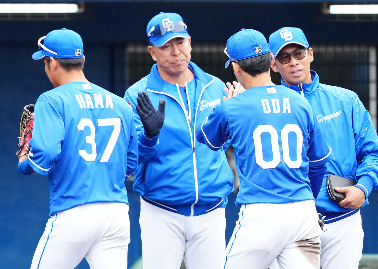 ヤクルト対中日　試合後、選手たちとタッチを交わす中日井上監督（中央左）（撮影・江口和貴）