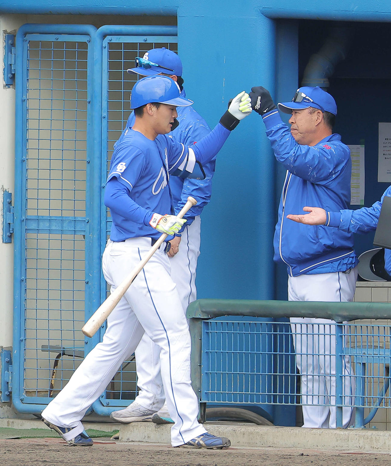 ヤクルト対中日　6回裏中日2死、ソロ本塁打で生還する石川昂（左）を迎える井上監督（撮影・河田真司）