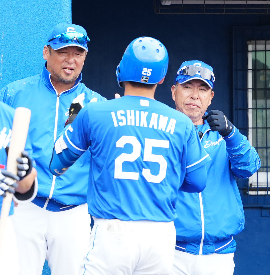ヤクルト対中日　6回裏中日2死、ソロ本塁打を放った石川昂（中央）を迎える井上監督（右）と松中打撃統括コーチ（撮影・江口和貴）