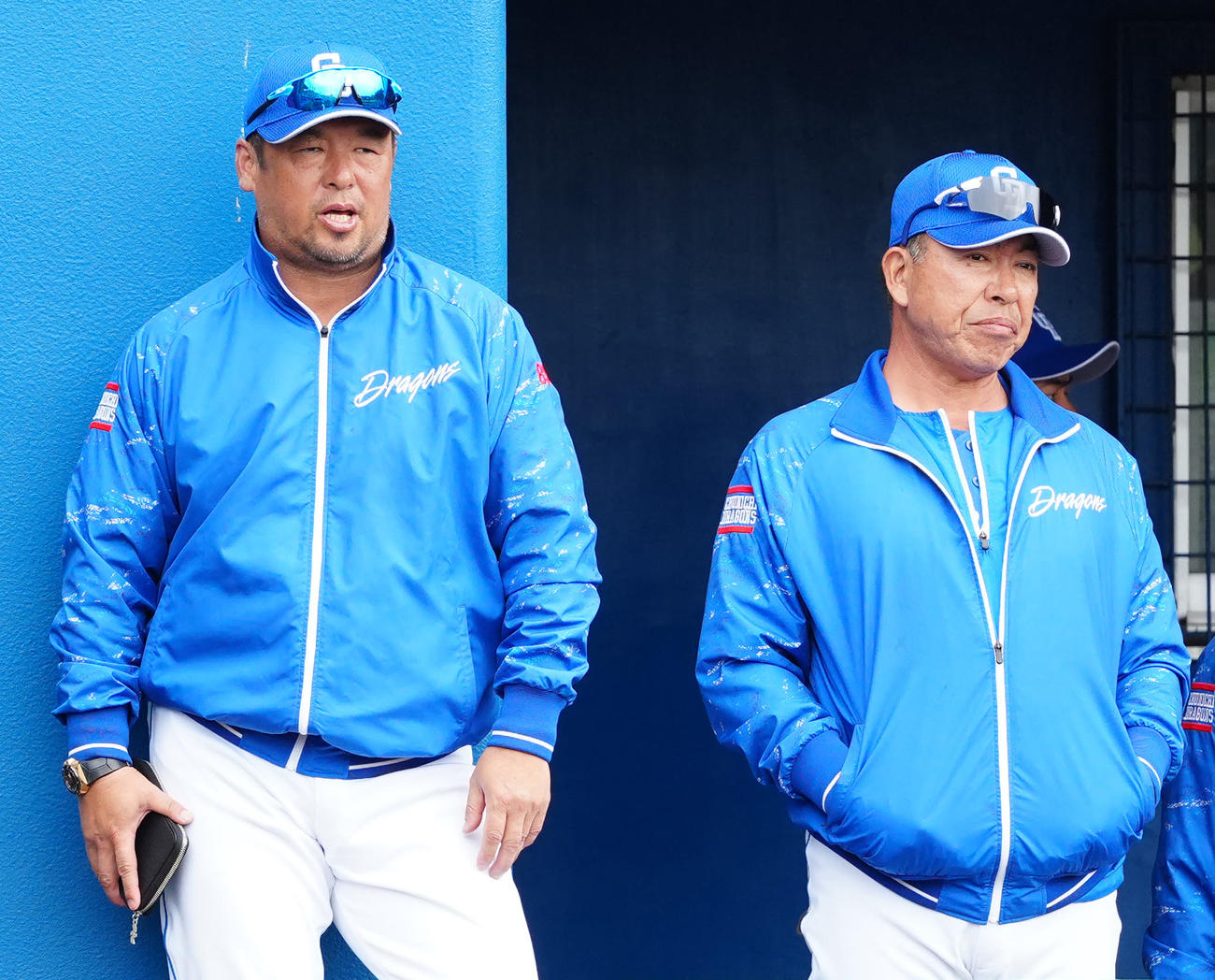 ヤクルト対中日　6回裏、ベンチから戦況を見つめる中日井上監督（右）と松中打撃統括コーチ（撮影・江口和貴）