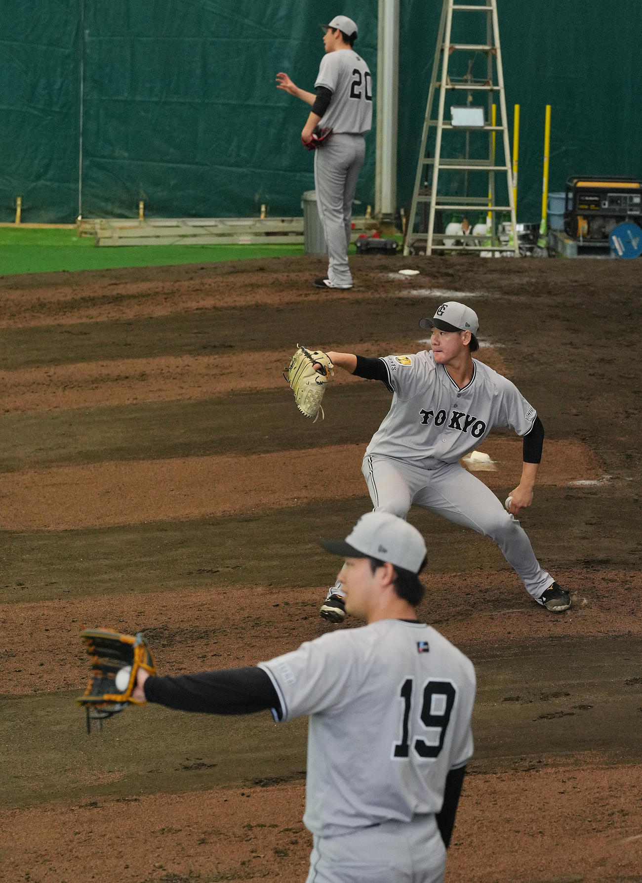 並んでブルペン投球する巨人井上（中央）、戸郷（後方）、山崎伊（撮影・垰建太）