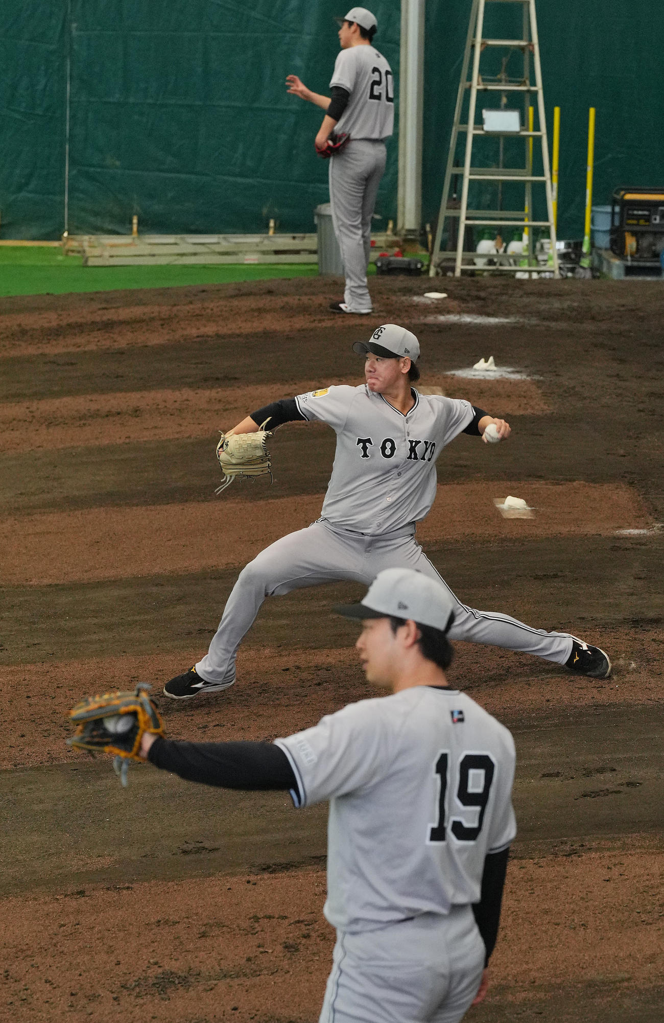 並んでブルペン投球する巨人井上（中央）、戸郷（後方）、山崎伊（撮影・垰建太）