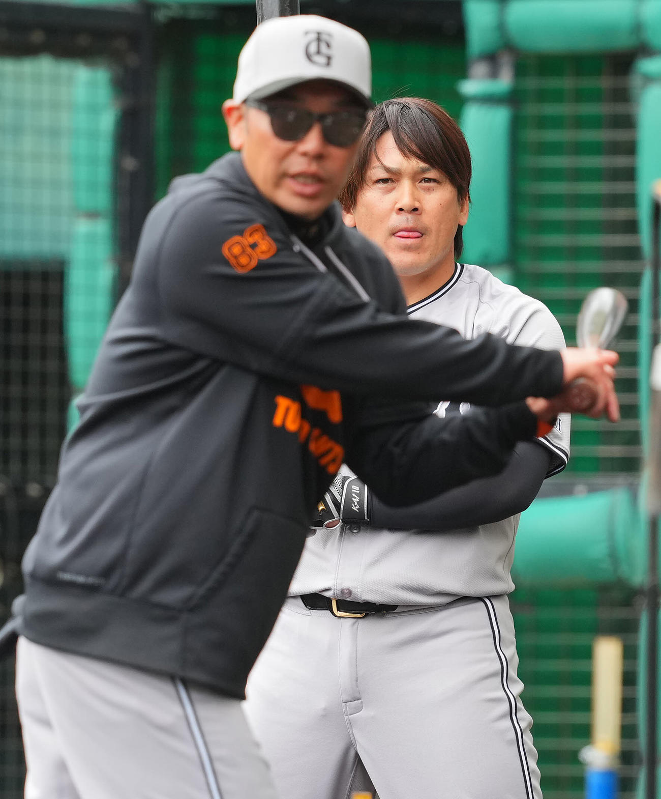 巨人阿部監督（手前）の打撃指導を受ける甲斐（撮影・垰建太）