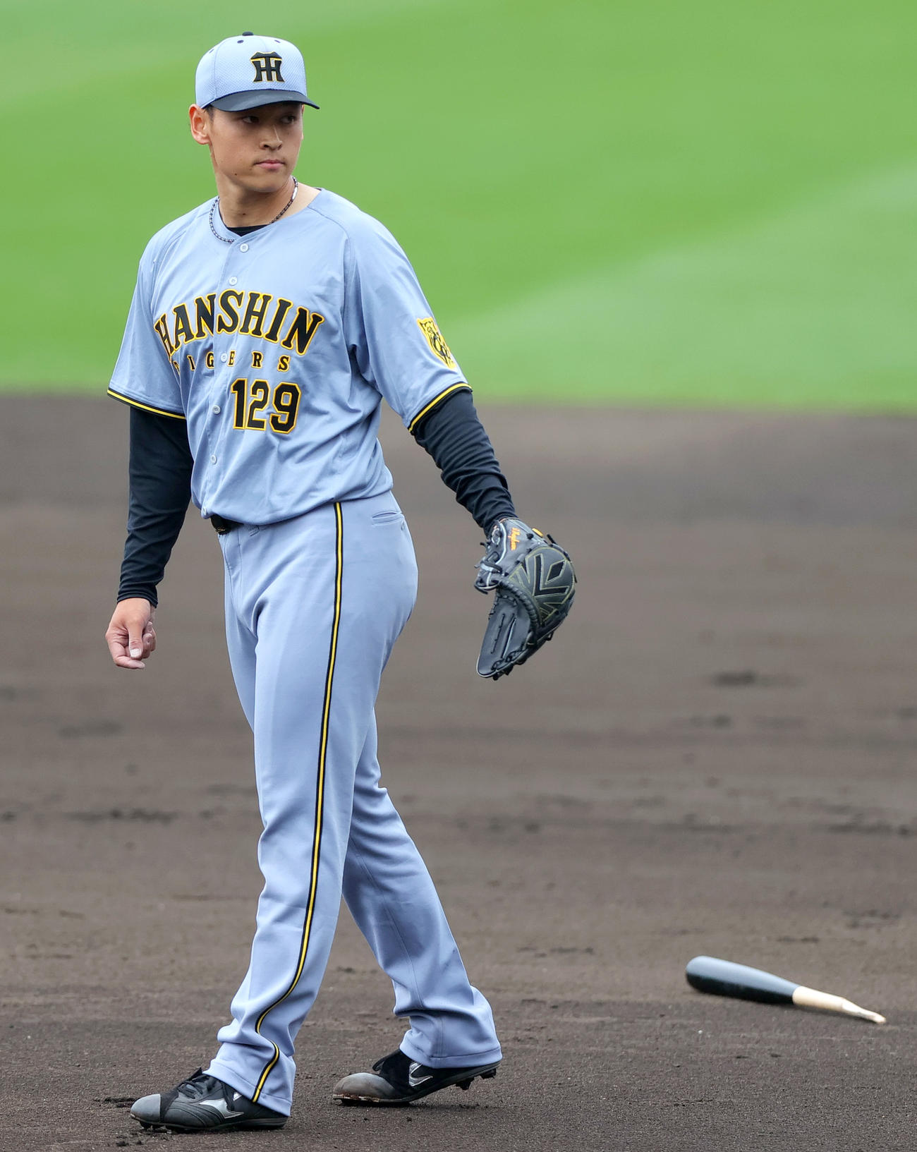 2軍練習試合・日本ハム対阪神　8回裏日本ハム1死、早川（左）は古川をバットを折り遊ゴロに仕留める。右は一塁手高寺（撮影・上山淳一）