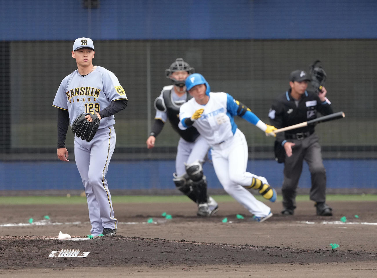 2軍練習試合　日本ハム対阪神　8回裏日本ハム2死、明瀬（中央）を遊直に仕留める早川（撮影・足立雅史）