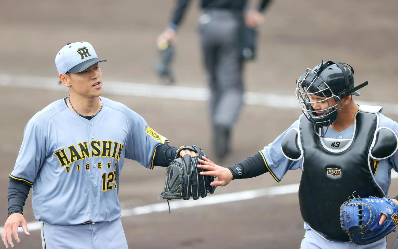 2軍練習試合・日本ハム対阪神　8回裏に登板した早川（左）は三者凡退で終え捕手町田とタッチをかわす（撮影・上山淳一）