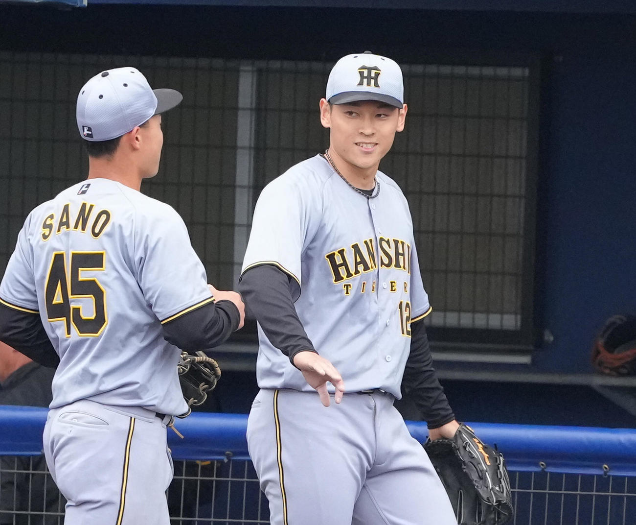 2軍練習試合　日本ハム対阪神　8回裏日本ハムの攻撃を3者凡退に抑えタッチを交わす阪神早川（右）（撮影・足立雅史）