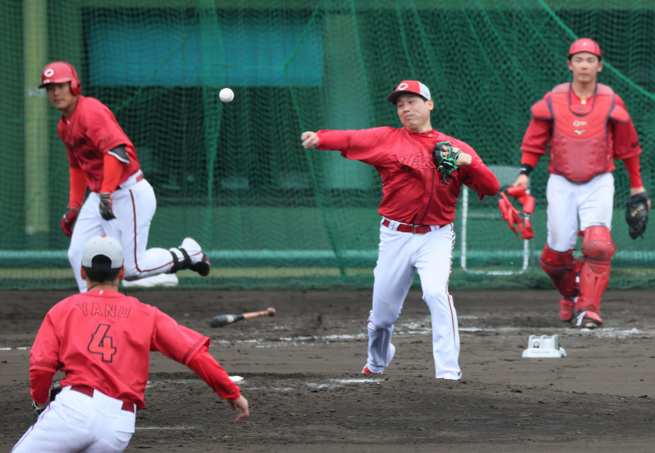 シート打撃で、渡辺を打ち取った栗林（撮影・加藤孝規）