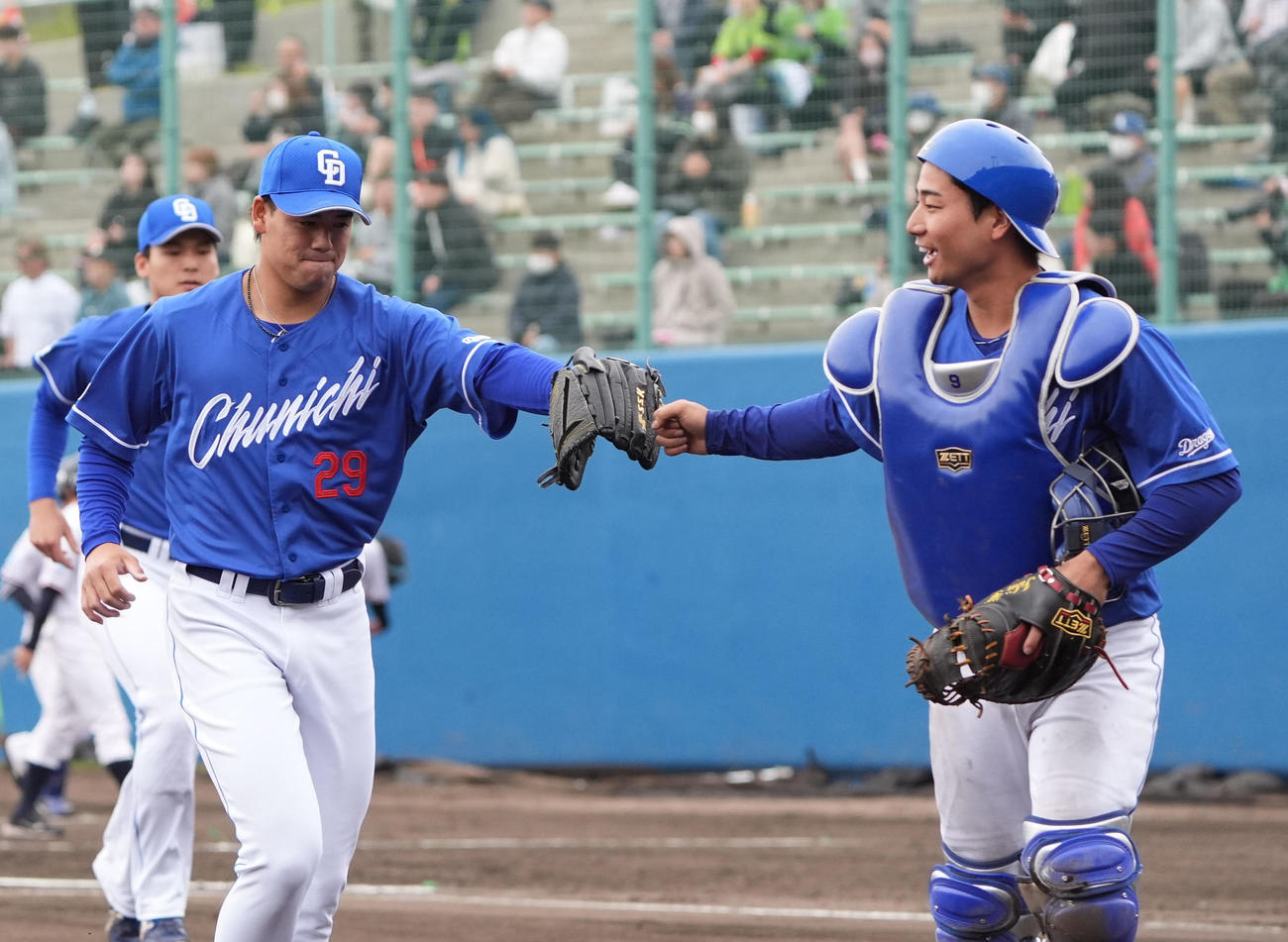 ヤクルト対中日　5回表終了、石伊とタッチを交わしベンチへ戻る松木平（左から2人目）（撮影・森本幸一）