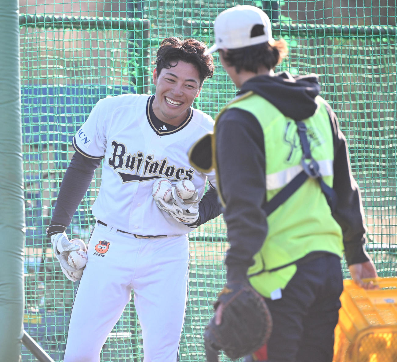 試合後の居残り特打を行い、ボールを集めるオリックス麦谷（撮影・和賀正仁）