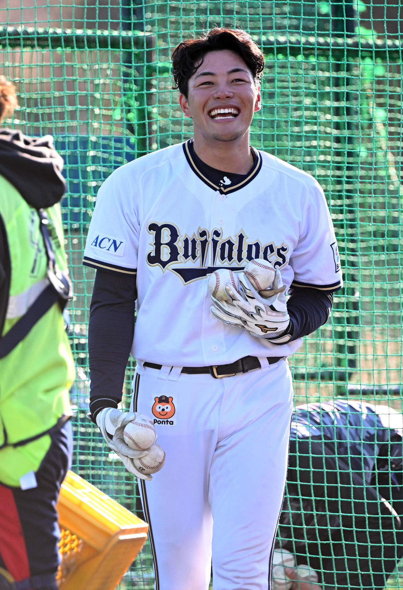 試合後の居残り特打を行い、ボールを集めるオリックス麦谷（撮影・和賀正仁）