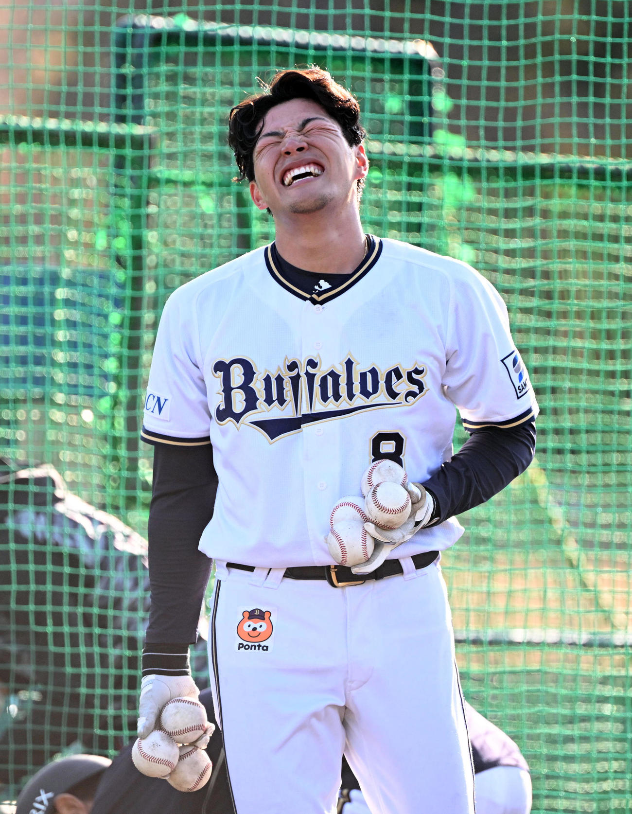 試合後の居残り特打を行い、ボールを集めるオリックス麦谷（撮影・和賀正仁）