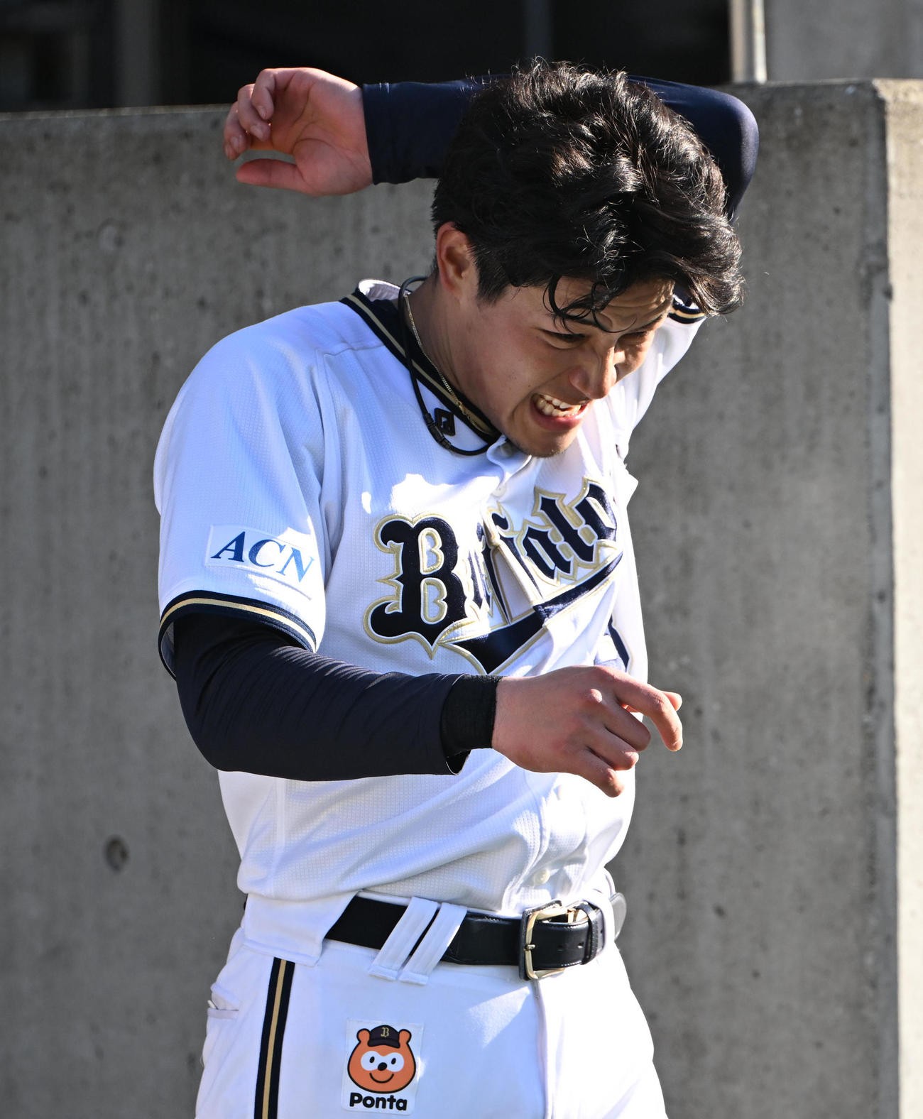 試合後の居残り特打を行い引き揚げるオリックス麦谷（撮影・和賀正仁）