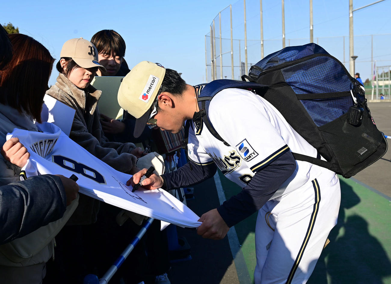 練習を終えファンにサインするオリックス麦谷（撮影・和賀正仁）