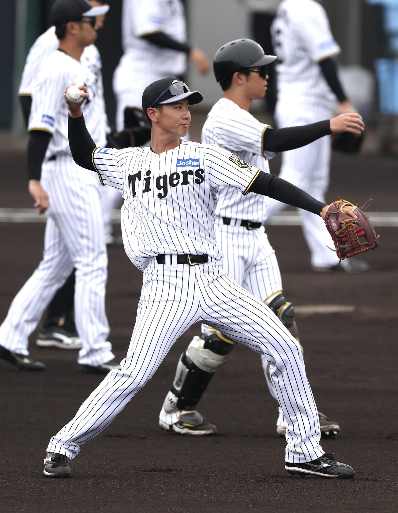 キャッチボールする阪神山田（手前）ら（撮影・前田充）