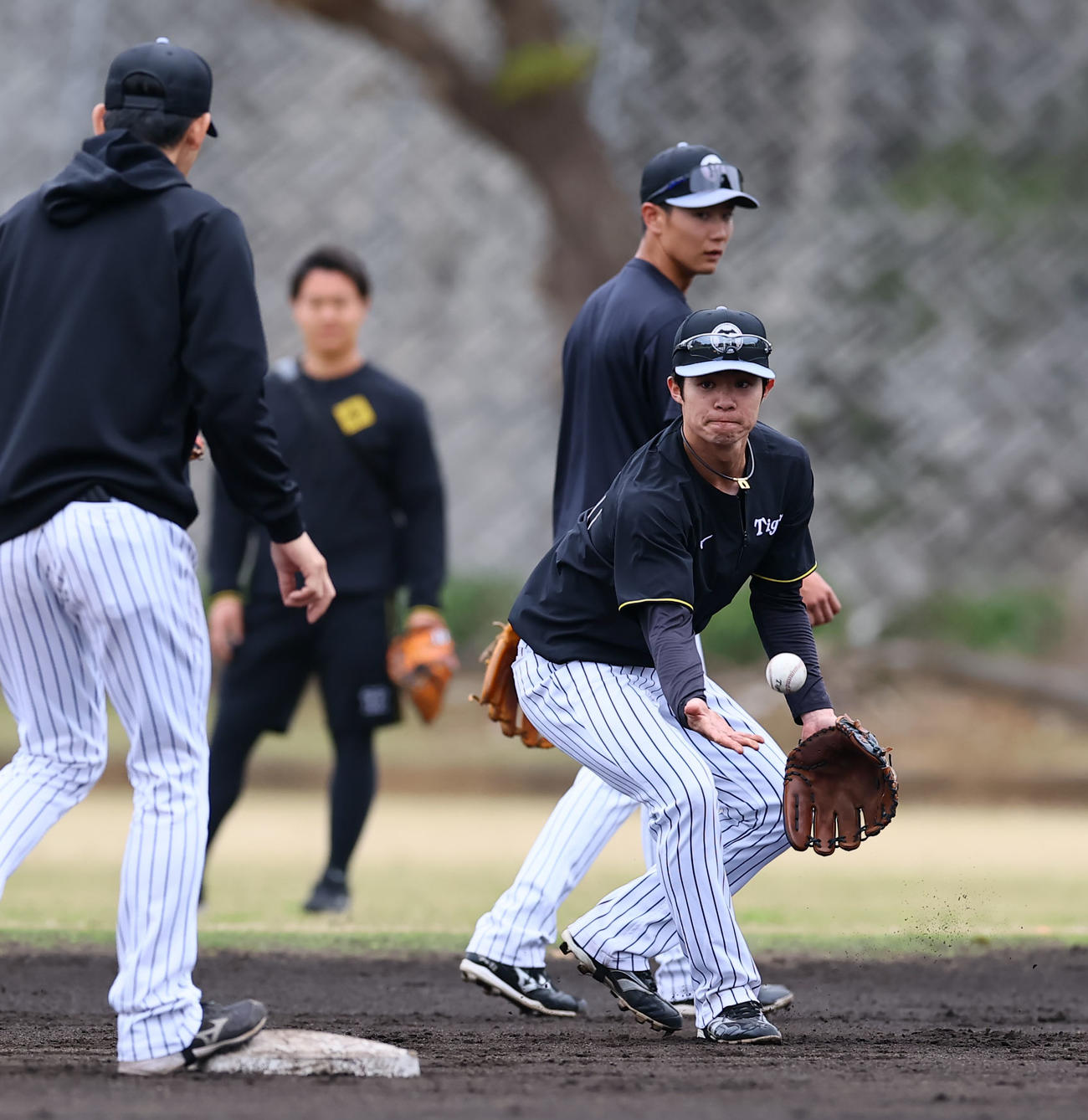 特守を受ける中野（手前）と山田（撮影・藤尾明華）