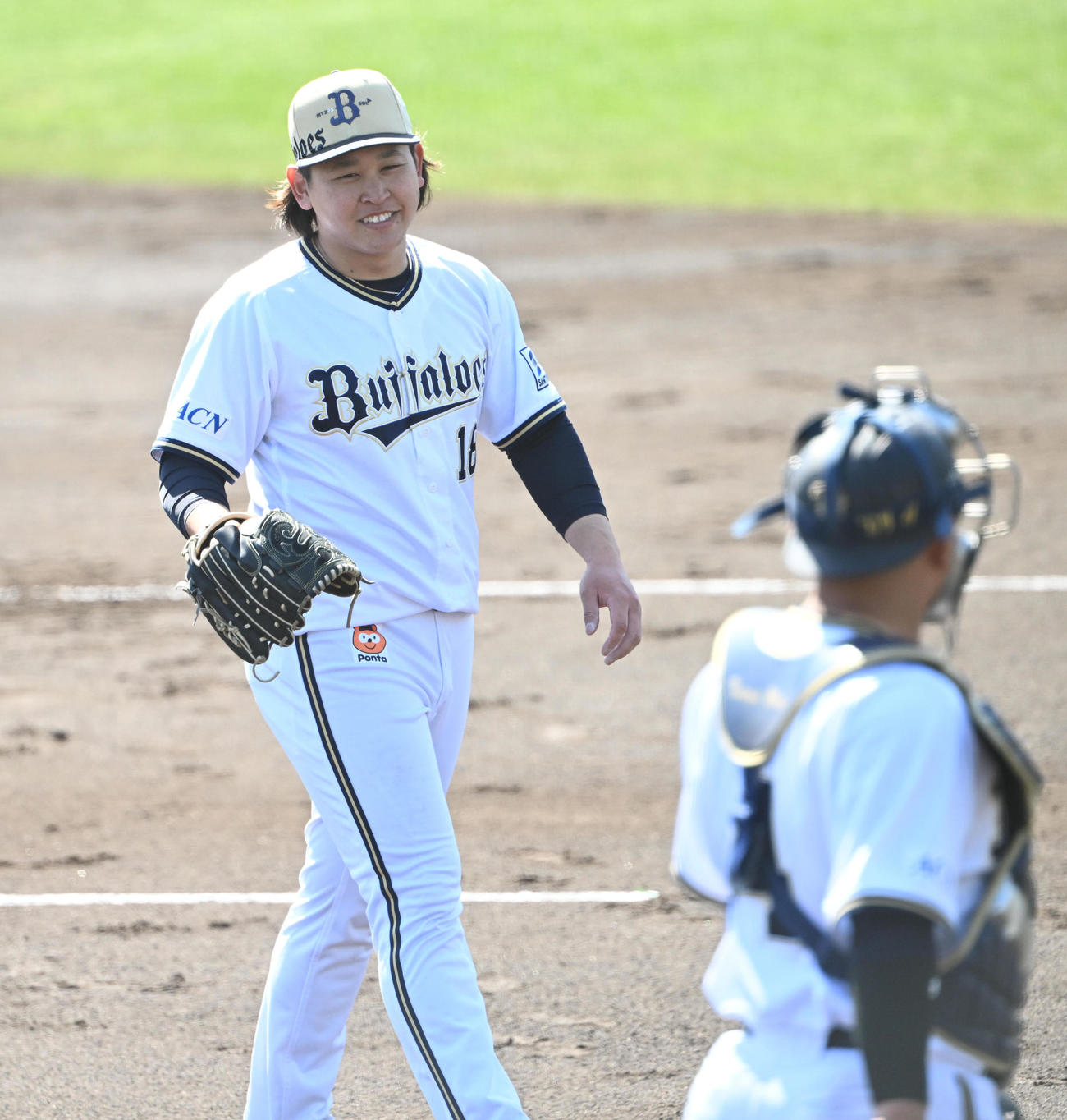 オリックス対セガサミー　2回を無失点とし笑顔のオリックス宮城、手前は森（撮影・和賀正仁）