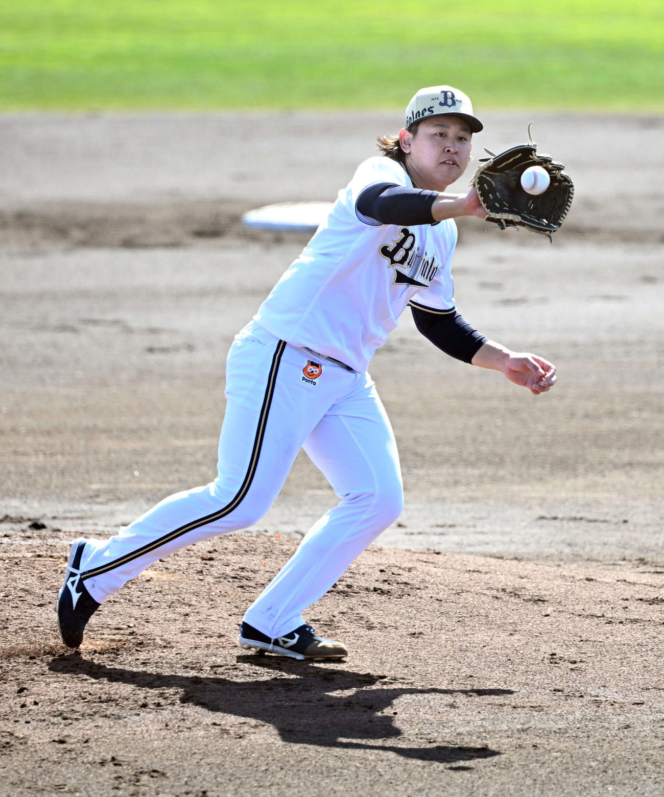 オリックス対セガサミー　2回に投ゴロを処理するオリックス宮城（撮影・和賀正仁）