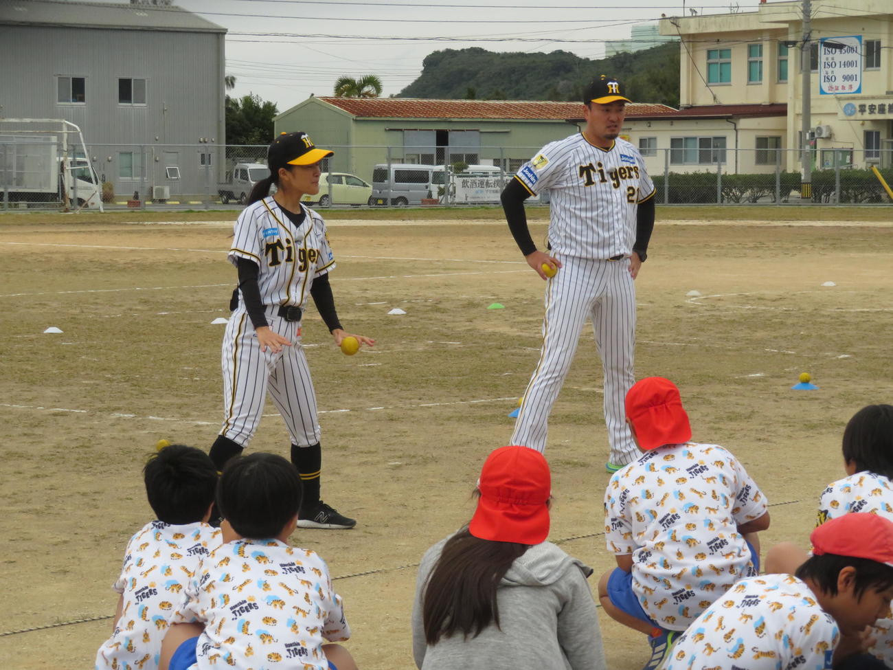 ゲストティーチャーとして子どもたちに説明する阪神秋山拓巳ベースボールアンバサダー（左）と三浦伊織氏（撮影・磯綾乃）
