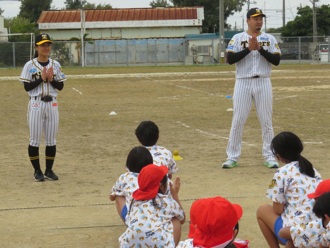 ゲストティーチャーとして子どもたちに自己紹介する阪神秋山拓巳ベースボールアンバサダー（左）と三浦伊織氏（撮影・磯綾乃）