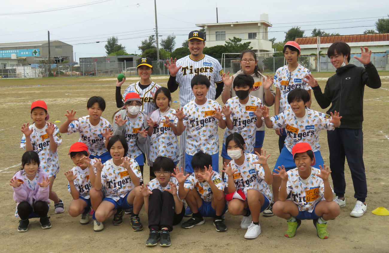 ゲストティーチャーとして小学5年生の子どもたちと記念撮影する阪神秋山拓巳ベースボールアンバサダー（後列左から2人目）と三浦伊織氏（後列左端）（撮影・磯綾乃）